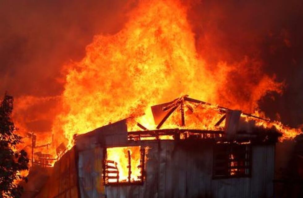 Estaban en la fiesta de 15 de su hija y se les incendió la casa en San Juan: perdieron todo y ahora viven en un galpón