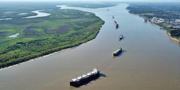 Por el río Paraná se transporta el grueso de la producción de granos de Argentina.