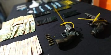 Los uniformados secuestraron una importante cantidad de dosis de droga y armas de fuego, entre otras cosas.