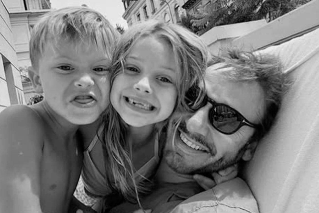 Benjamín Vicuña y sus dos hijos con La China. Foto: Instagram.