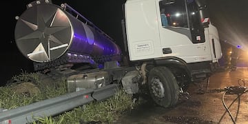 En la madrugada de Arroyito sobre autovía 19, un camión cisterna colisionó contra un guardarrail