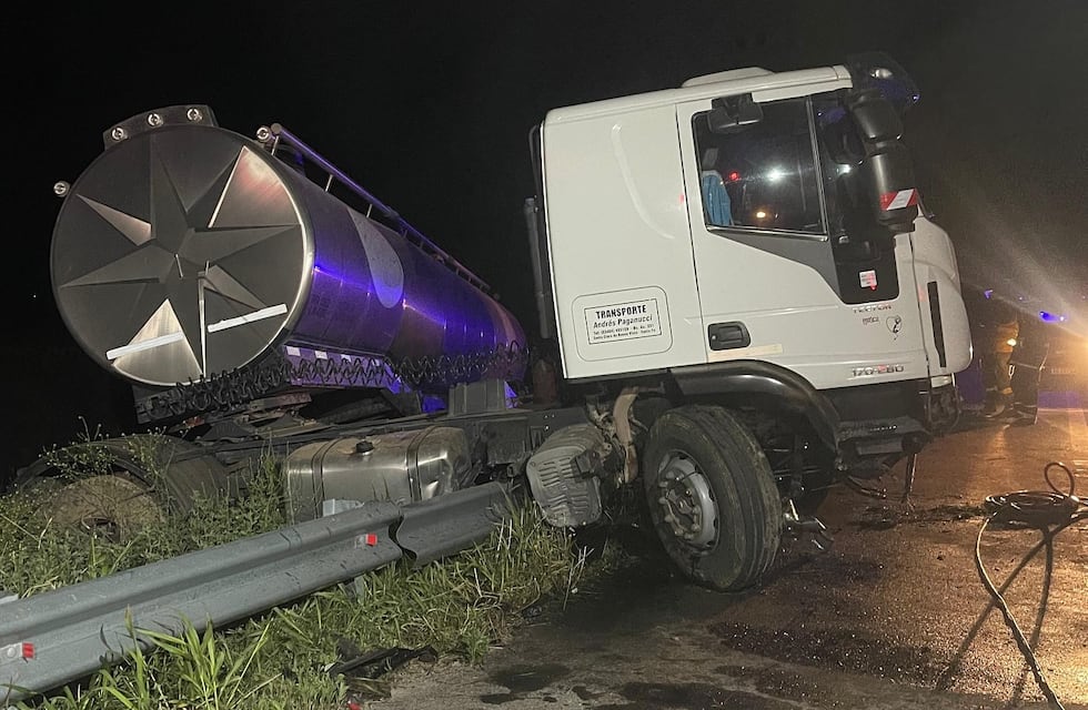 Sobre Autovía 19 cerca de Arroyito, un camión cisterna colisionó violentamente contra un guardarrail
