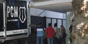 El cuerpo de Santiago García, hallado sin vida hace algunas horas, fue trasladado a la morgue. Foto: Mariana Villa /Los Andes