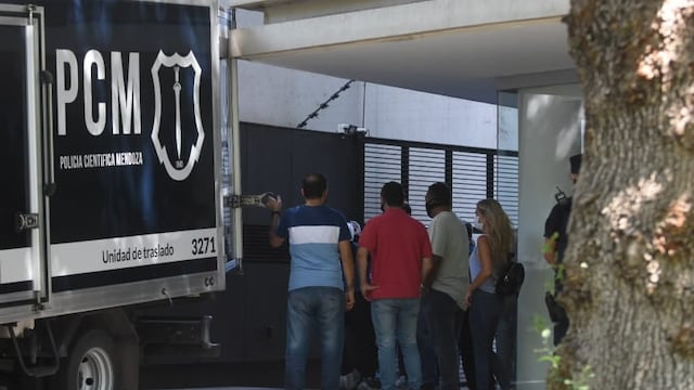 El cuerpo de Santiago García, hallado sin vida hace algunas horas, fue trasladado a la morgue. Foto: Mariana Villa /Los Andes