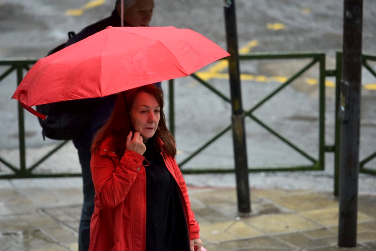 Jornada de lluvia y frío en la ciudad de Córdoba. (José Gabriel Hernández / La Voz)