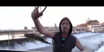 El particular pescador cordobés que se hizo viral por la forma en que atrapó un pez en el río de Villa María. (Captura video)