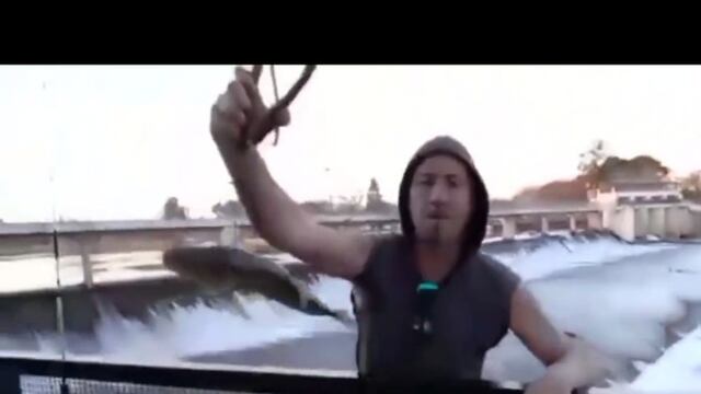 El particular pescador cordobés que se hizo viral por la forma en que atrapó un pez en el río de Villa María. (Captura video)