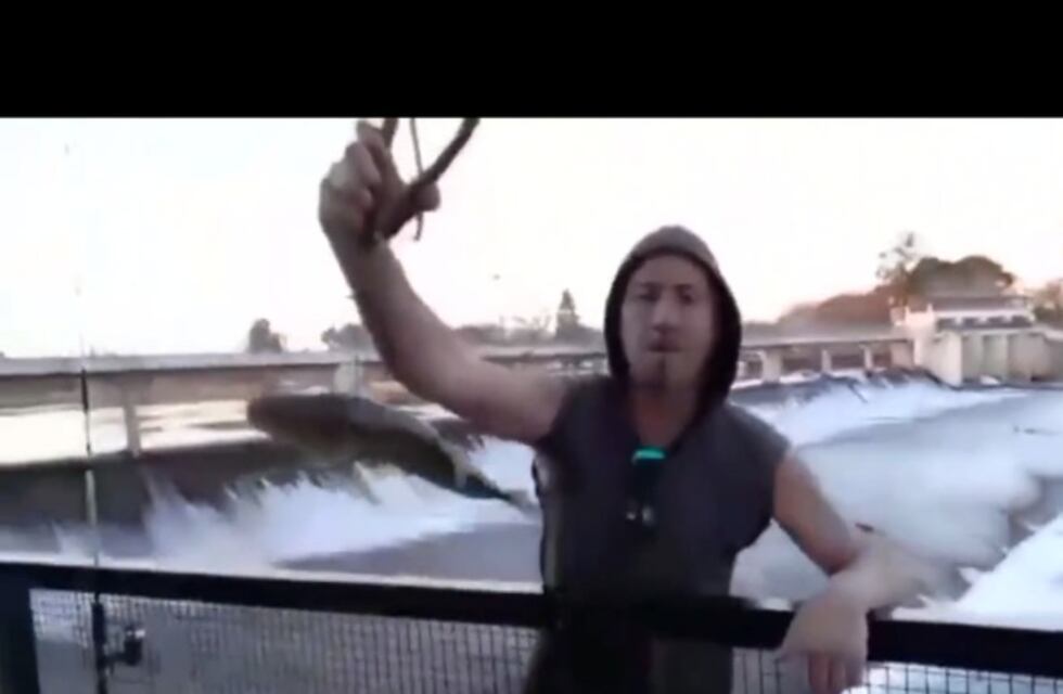 Viral en Córdoba: pescó en el río con una hondera y un gancho