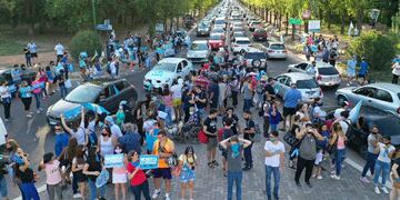Miles de personas de agrupaciones provida se reunieron en el Parque General San Martín para después recorrer la Ciudad de Mendoza. Gentileza Los Andes