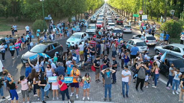 Miles de personas de agrupaciones provida se reunieron en el Parque General San Martín para después recorrer la Ciudad de Mendoza. Gentileza Los Andes