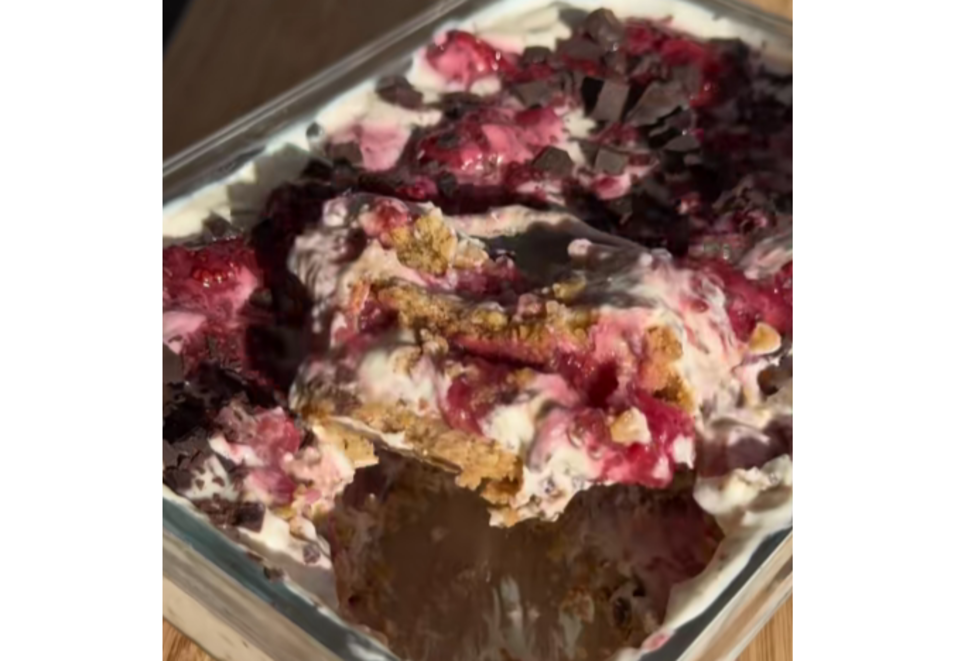 Postre de frutillas y crema granizada en simples pasos.