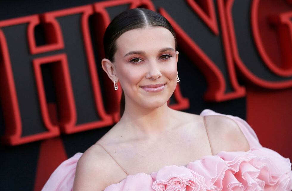 Millie Bobby Brown paraliza la Navidad con una microbikini muy osada