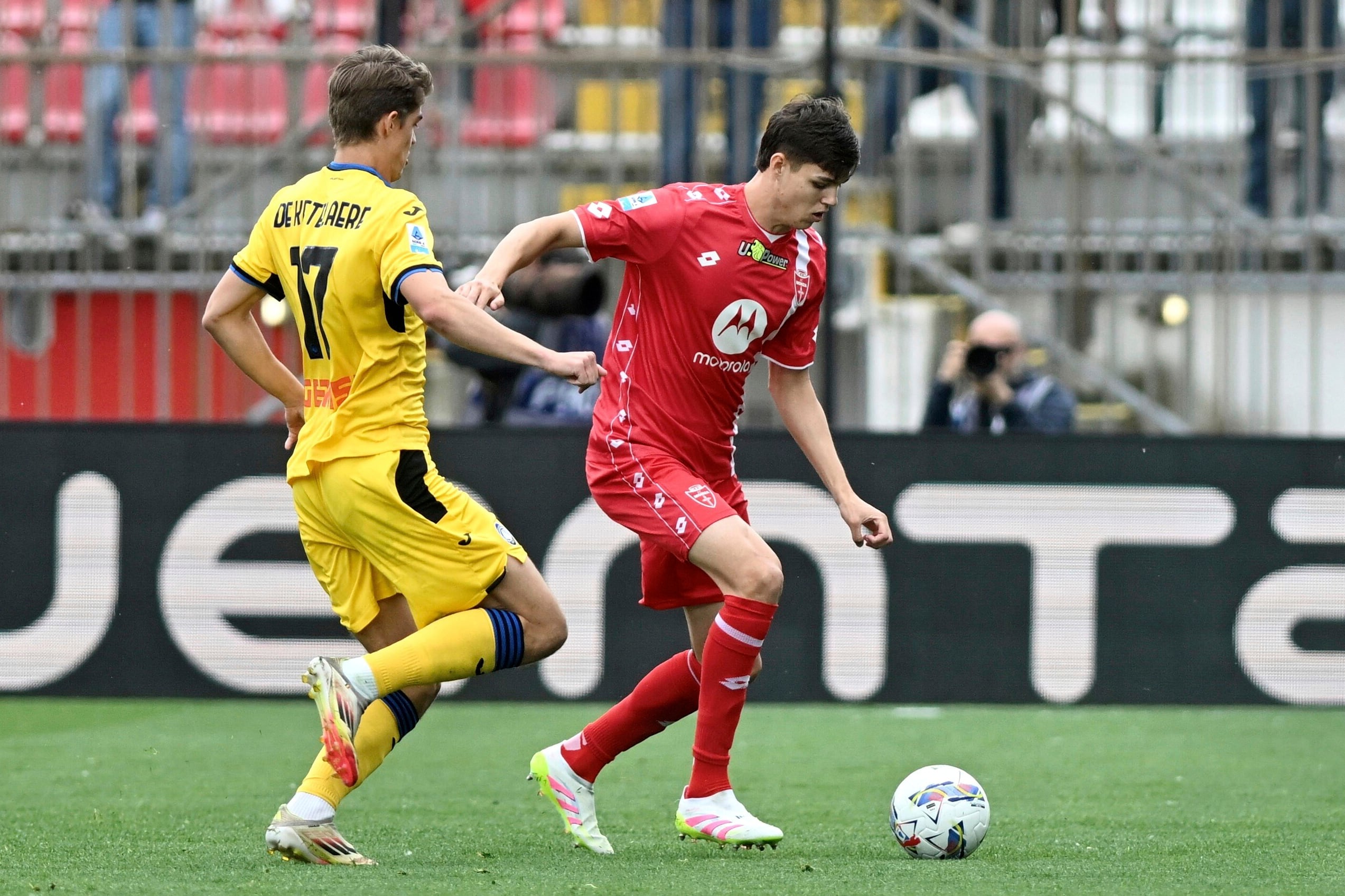 Tomás Palacios del Monza y Charles De Ketelaere del Atalanta en acción en el encuentro de la Serie A el domingo 4 de mayo del 2025. (Studio Buzzi/LaPresse via AP)