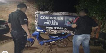 Efectivos policiales incautaron una motocicleta en Montecarlo.