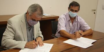 Ministro de Educación Walter Grahovac firma los convenios para la construcción de tres escuelas.