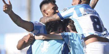 Festejo de gol en Racing, que se fue al descanso 1-0 frente a Atlético Paraná por Facundo Rivero. (Ramiro Pereyra / La Voz)