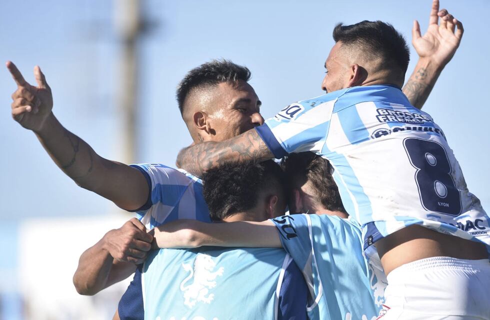 Racing le ganó al Atlético Paraná en su debut en Nueva Italia
