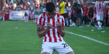 Mauro Verón celebra su gol ante Almirante Brown. Ganó San Martín, alcanzó a Instituto y no se rinde (Prensa San Martín).