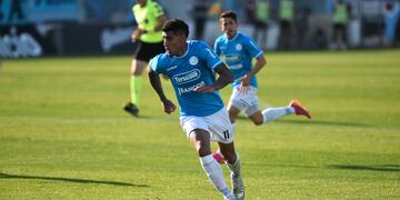 Adrián Balboa toma la pelota y empezará la escalada al área rival que terminará en el 2-0 de Belgrano justo cuando peor la pasaba ante Chacarita. (Pedro Castillo)