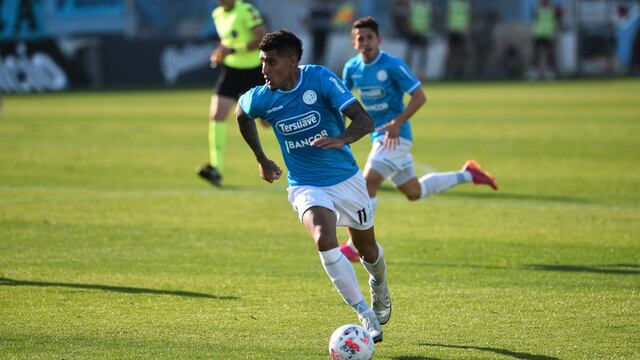Adrián Balboa toma la pelota y empezará la escalada al área rival que terminará en el 2-0 de Belgrano justo cuando peor la pasaba ante Chacarita. (Pedro Castillo)