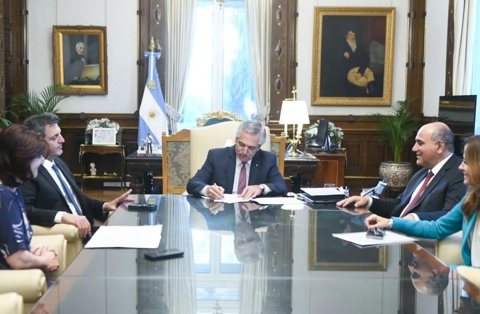 Alberto Fernández firmó el decreto que prohíbe la renovación de los planes sociales