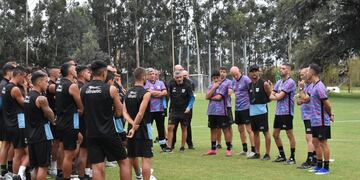 El entrenador Matías Módolo y su cuerpo técnico, presentándose ante sus nuevos dirigidos en el complejo Papel NOA.