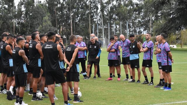 El entrenador Matías Módolo y su cuerpo técnico, presentándose ante sus nuevos dirigidos en el complejo Papel NOA.