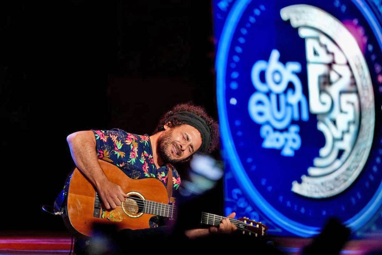 Referente indiscutido de la canción popular, Raly Barrionuevo vuelve a Cosquín con una obra que conjuga raíz, identidad y mirada crítica.