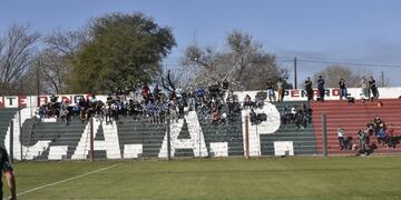 Volvió el fútbol de los barrios, y con público. Como en El Trampero, con el Peñarol puntero (Facundo Luque / La Voz).