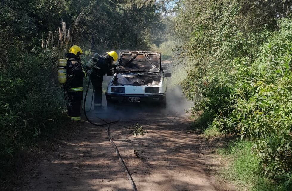 Transito: se le incendió el automóvil en medio del campo, y lo socorrieron los bomberos