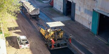 Está en marcha la pavimentación del camino interno de Puerto Rosales.