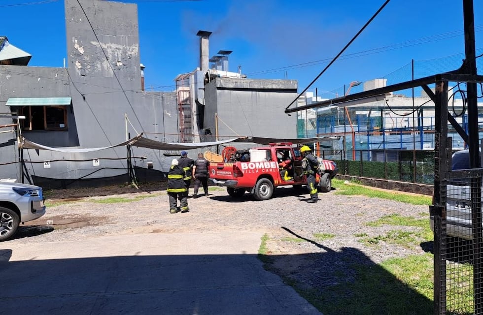 Último momento: incendio en un bar de Villa Carlos Paz: evacuaron el local y trabajaron los bomberos