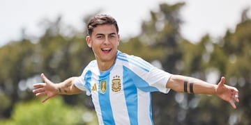 Las tiernas fotografías que compartieron en redes sociales con la camiseta de Dybala.