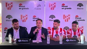 Silvio Romero, junto al presidente Juan Cavagliatto, Santiago González (directivo de Macro) y Damián Puebla.