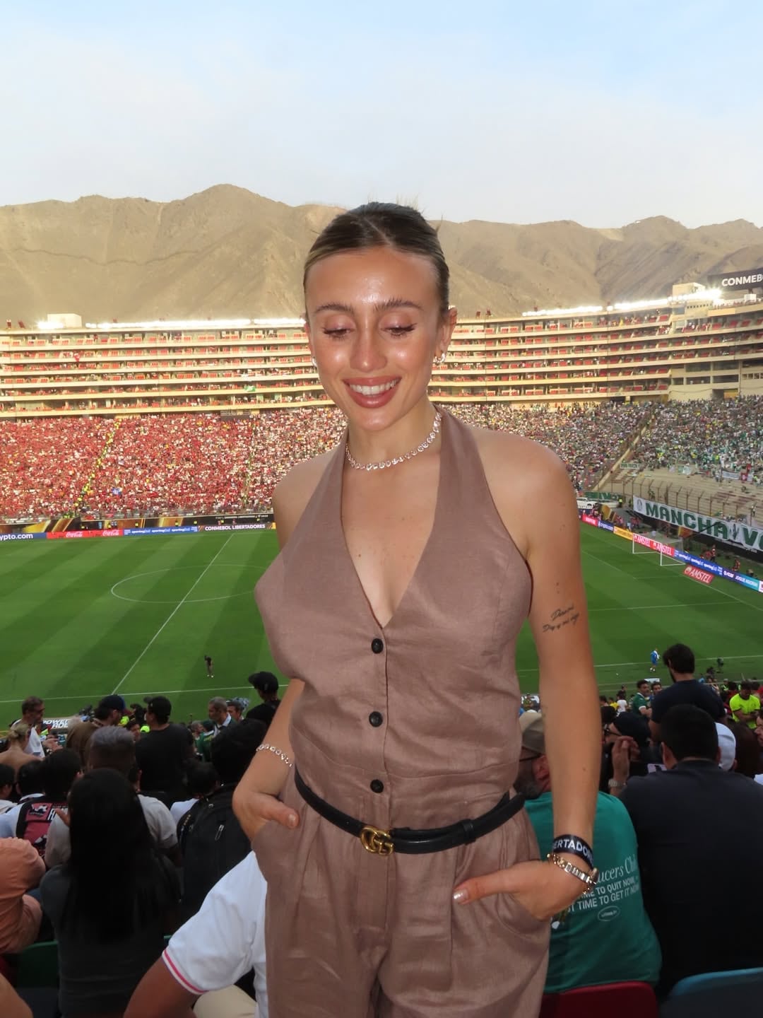 Morena Beltrán apostó por el color del verano y causó sensación con el accesorio del momento