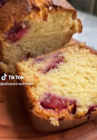 Cómo hacer un exquisito budín de frutillas: la receta ideal para aprovechar la fruta de la temporada