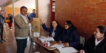 Elecciones PASO 2023: el gobernador de la provincia de Misiones, Oscar Herrera Ahuad, ya emitió su derecho constitucional.