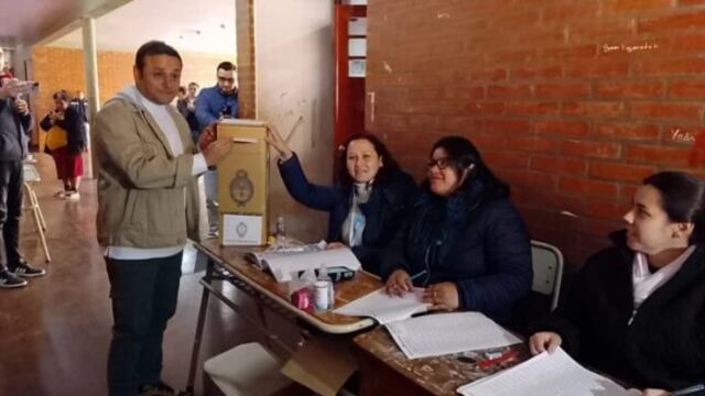 Elecciones PASO 2023: el gobernador de la provincia de Misiones, Oscar Herrera Ahuad, ya emitió su derecho constitucional.