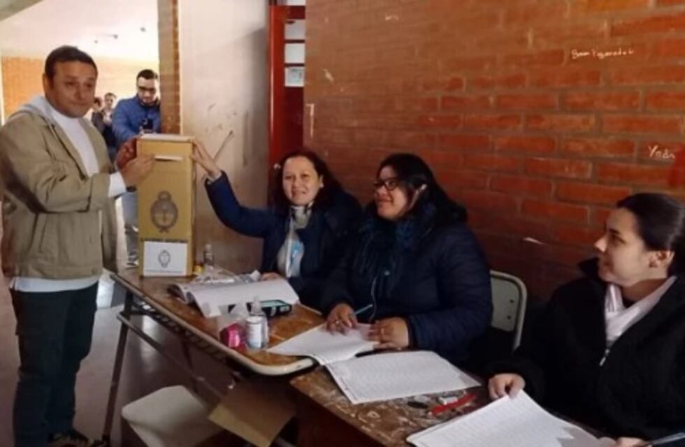 Elecciones PASO 2023: el gobernador de la provincia de Misiones, Oscar Herrera Ahuad, ya emitió su derecho constitucional
