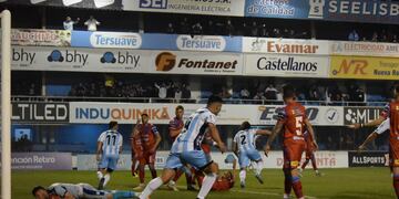 Fontanini ya metió la pelota en el arco, Lencina y Bieler lo persiguen para festejar con él