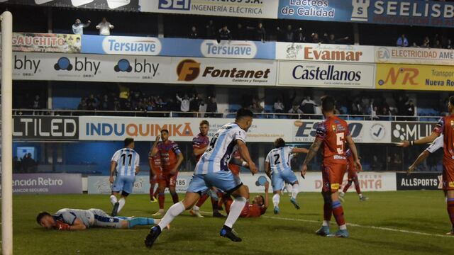 Fontanini ya metió la pelota en el arco, Lencina y Bieler lo persiguen para festejar con él