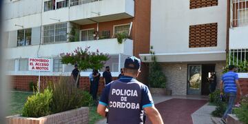 Encontraron el cuerpo sin vida de un hombre, cabo de la Policía de Córdoba, y una mujer, de 30 años, en barrio San Martín.