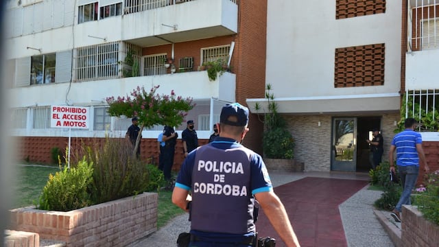 Encontraron el cuerpo sin vida de un hombre, cabo de la Policía de Córdoba, y una mujer, de 30 años, en barrio San Martín.
