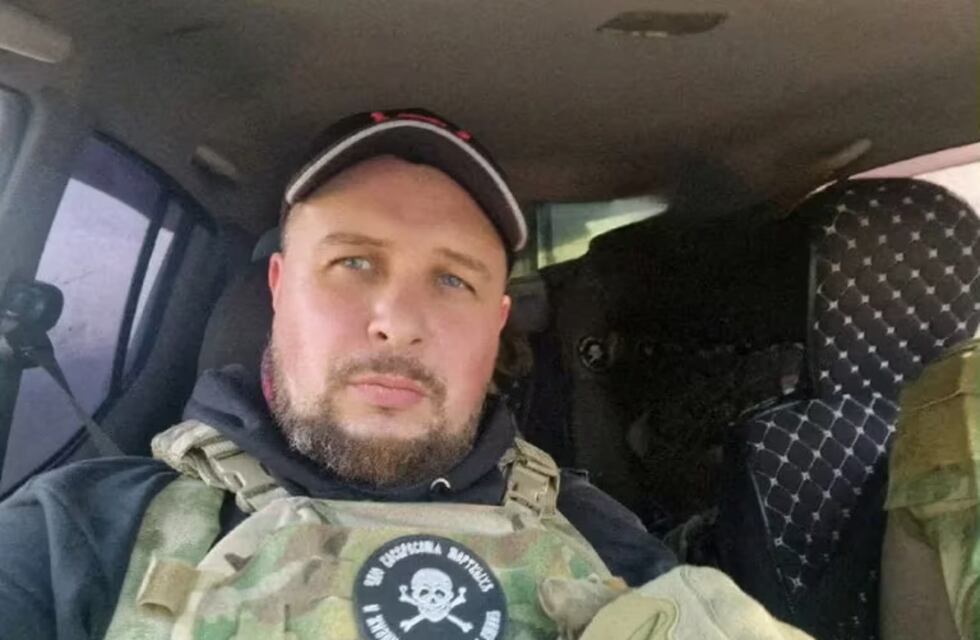 El increíble momento donde un bloguero ruso recibió una “estatuilla bomba” minutos antes de que explote