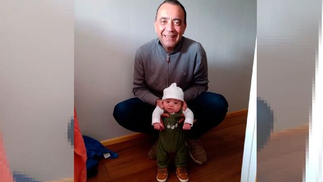 Gustavo con su nieto, en Chile. (El Doce)