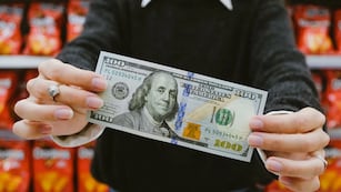 Un experto te enseña como gastar menos en tus pagos en dólares. (Fotomontaje)