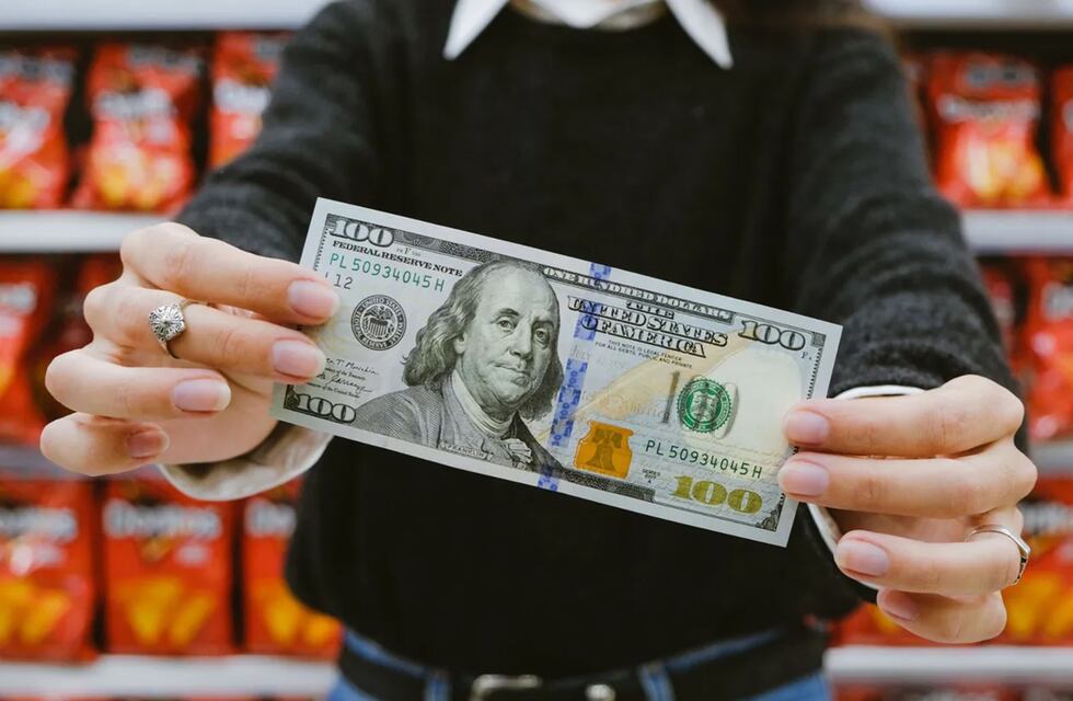 Un experto te enseña como gastar menos en tus pagos en dólares