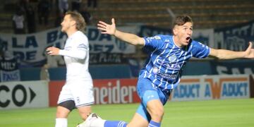 Tadeo Allende en pleno festejo luego de concretar el gol para el Tomba ante Tristán Suárez en la Copa Argentina.