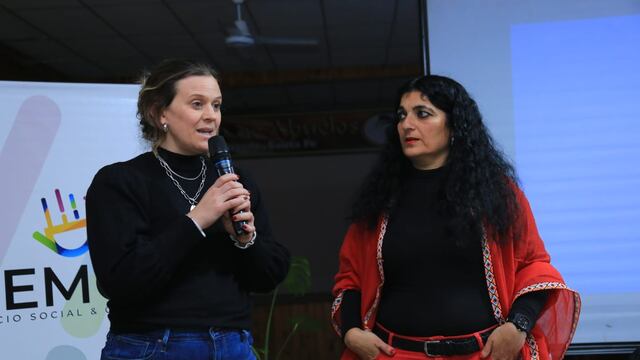 La diputada provincial Sofía Masutti y la especialista en ludopatía, Débora Blanca.