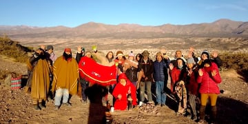 En el amanecer del primer día del invierno, el sol, todo luz y energía, abraza el Antigal de las Peñas Blancas, en Humahuaca.